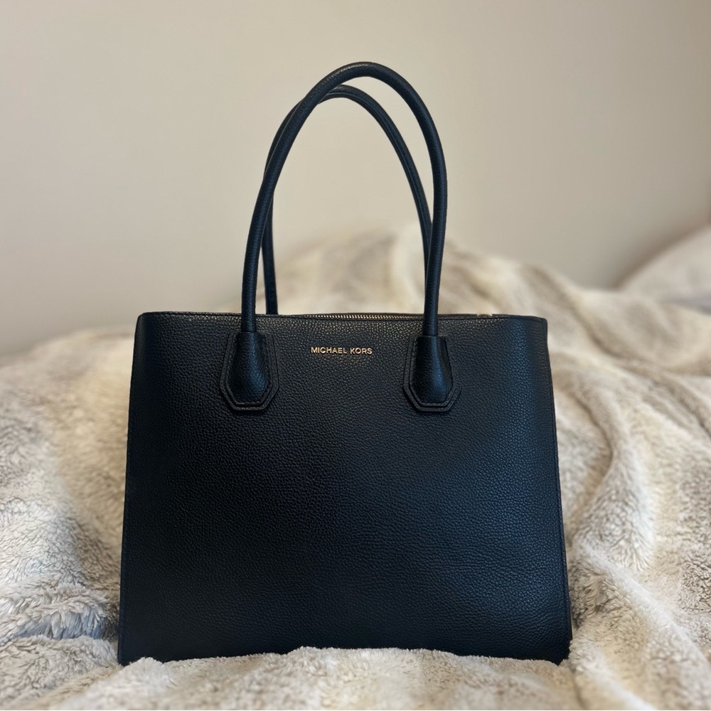 Michael Kors Shoulder Bag Pebbled Black Gold Hardware